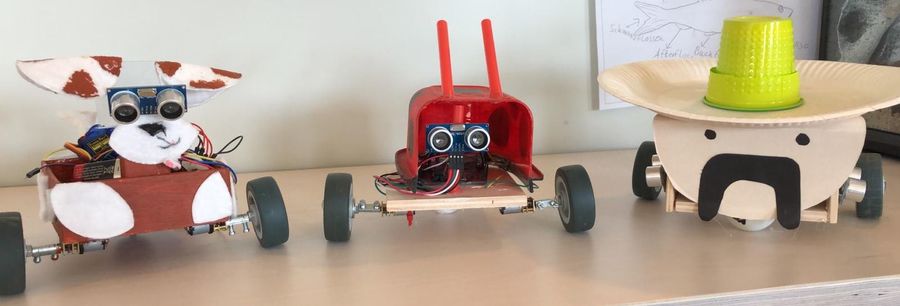 Drei Arduino-Roboter in Form eines Hundes, eines Marienkäfers und mit einem Hut aus dem SFZ Kieler Forschungswerkstatt