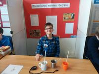 Ein Junge beim Regionalwettbewerb Jugend forscht 2019 in Elmshorn an seinem Stand "Winterliches warmes Getränk"