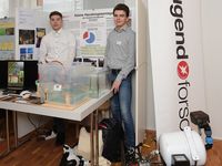 Zwei Schüler präsentieren bei Jugend forscht ihr Projekt "Kleine Hausbiogasanlage: Der bessere Komposthaufen!"