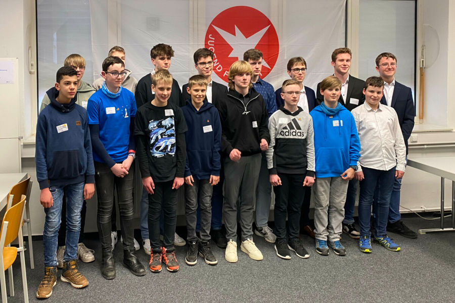 Auf dem Foto sind die 16 Jungen abgebildet, die beim Landeswettbewerb Jugend forscht aus den schleswig-holsteinischen Schülerforschungszentren angetreten sind.