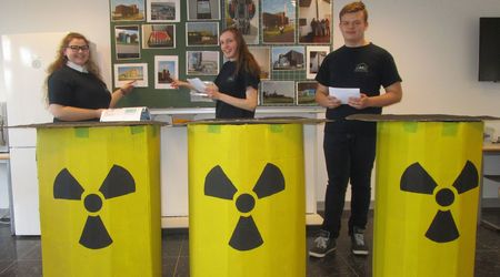 Schülerinnen und Schüler der Gemeinschaftsschule Meldorf präsentieren ihr Projekt zum Atomkraftwerk Brunsbüttel