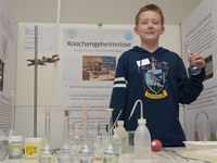 Ein Schüler präsentiert bei Jugend forscht sein Projekt "Knochengeheimnisse"