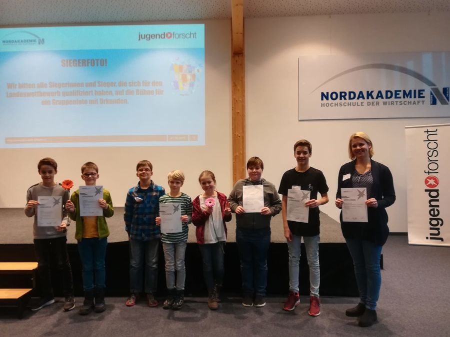 Schülerinnen und Schüler der Lornsenschule präsentieren ihre Urkunden beim Regionalwettbewerb Jugend forscht 2019 in Elmshorn