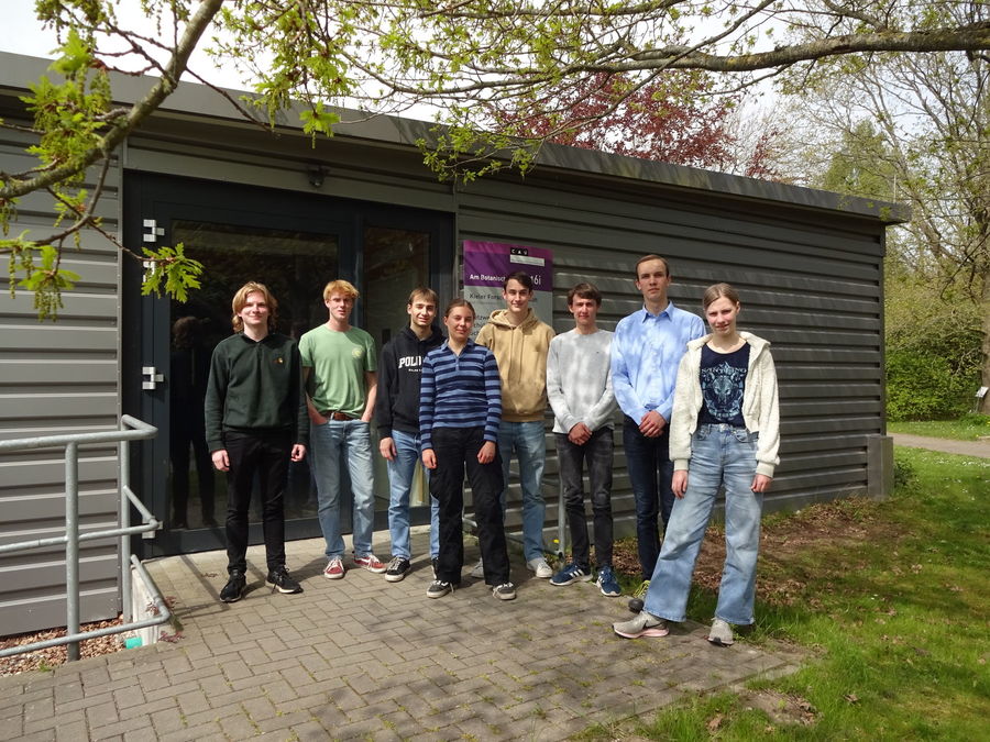 Die Landessiegerinnen und -sieger des Wettbewerbs Jugend forscht stehen vor dem Modulbau in der Kieler Forschungswerkstatt.