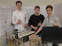 Drei Schüler präsentieren bei Jugend forscht ihr Projekt "Biogasreaktorals Redox-Flow-Batterie"