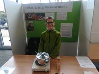 Ein Junge beim Regionalwettbewerb Jugend forscht 2019 in Elmshorn an seinem Stand "Heißes Wasser im Sauseschritt"