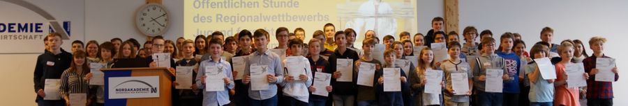 Teilnehmende des Regionalwettbewerbs Jugend forscht 2020 in Elmshorn stehen zur Preisverleihung auf der Bühne und präsentieren stolz ihre Urkunden.